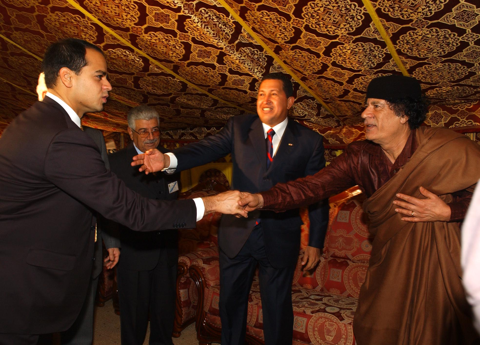 Izarra saluda Ghadafi